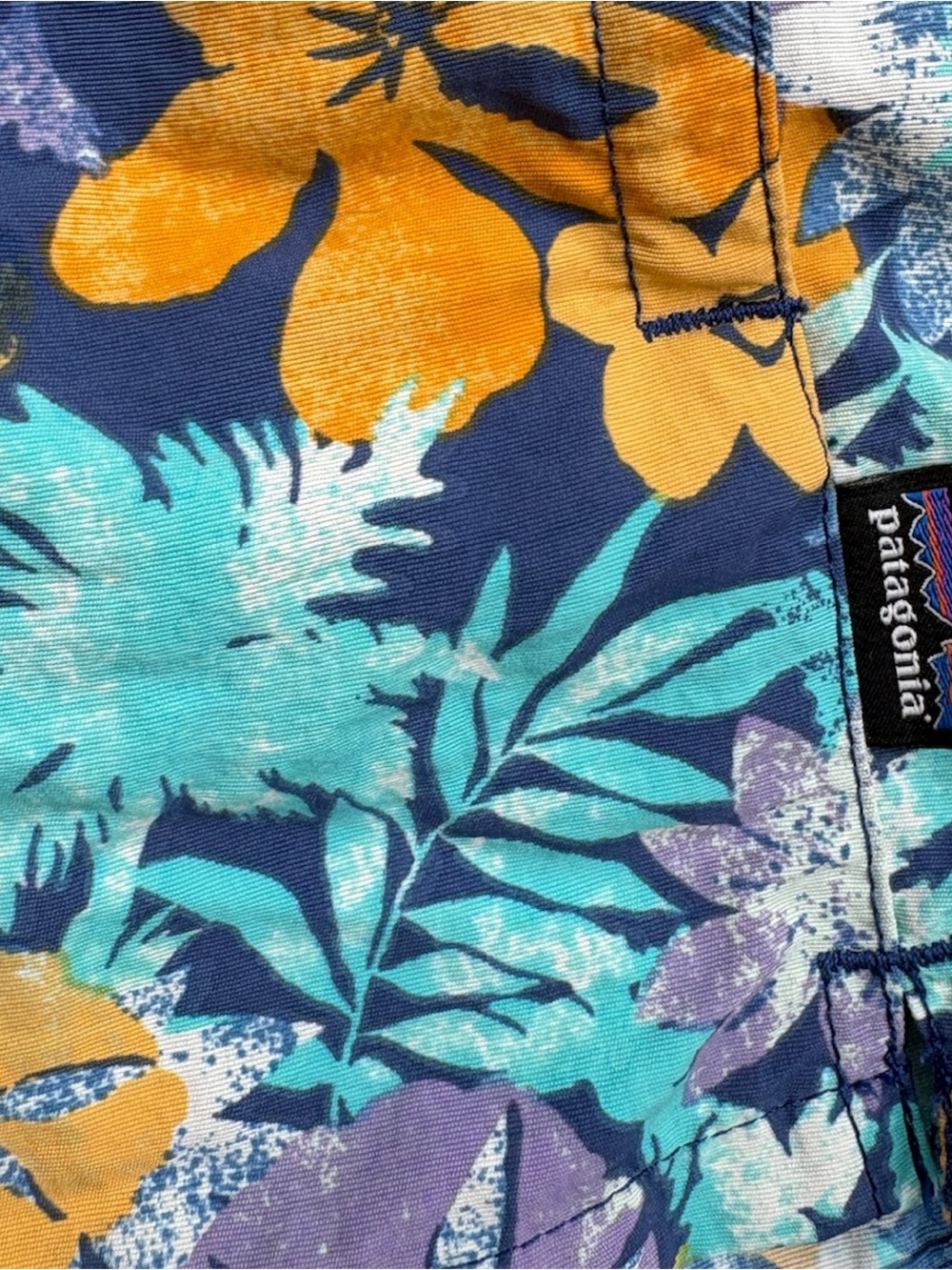 Patagonia Barely Baggies Women’s Medium 2.5 Inch Inseam Tropical Print - Picture 4 of 7